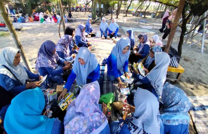 Tim Adiwiyata MAN 1 Kebumen Sosialisasikan Budaya Peduli Lingkungan kepada Ibu PKK RW 3 Desa Jatimalang
