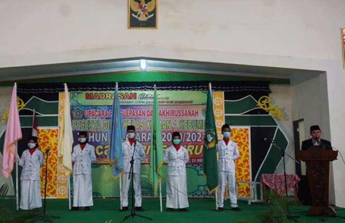 MAN 1 KEBUMEN GELAR AKHIRUSSANAH 2021 SECARA DRIVE THRU