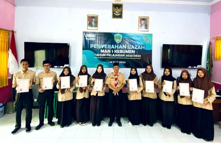 MAN 1 Kebumen Bagikan Ijazah Serentak