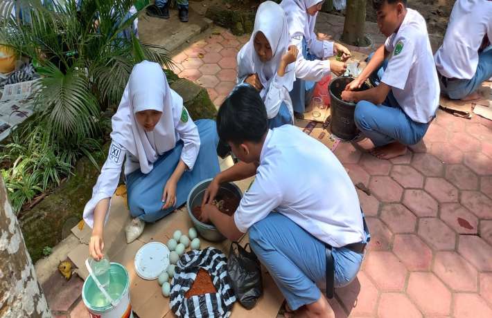 MAN 1 Kebumen Tanamkan Jiwa Kewirausaan Melalui Praktik Pembuatan Telur Asin Cita Rasa Baru