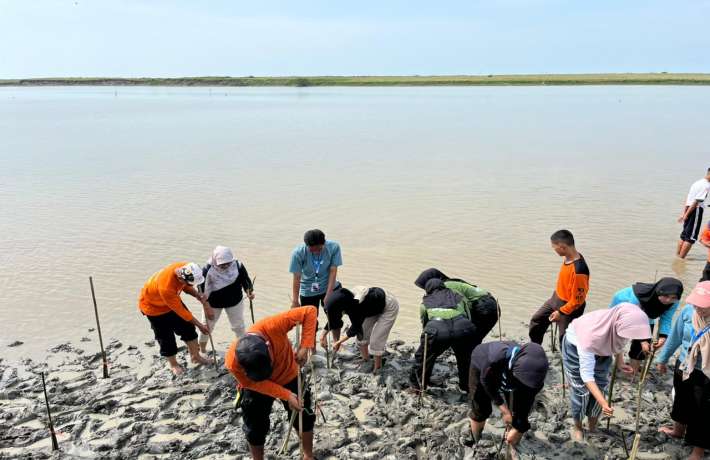 Sinergi Hijau MHC MAN 1 Kebumen dan IMAKE UNNES Hijaukan Pesisir