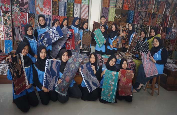 Lestarikan Warisan Budaya Ekstrakurikuler Tata Busana Kunjungi Galeri Batik Sekar Jagad