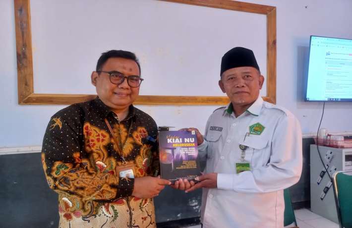 Pererat Silaturahmi Keluarga Almarhum Drs Warsono M Ag Hibahkan Ratusan Buku ke Perpustakaan MAN 1 Kebumen