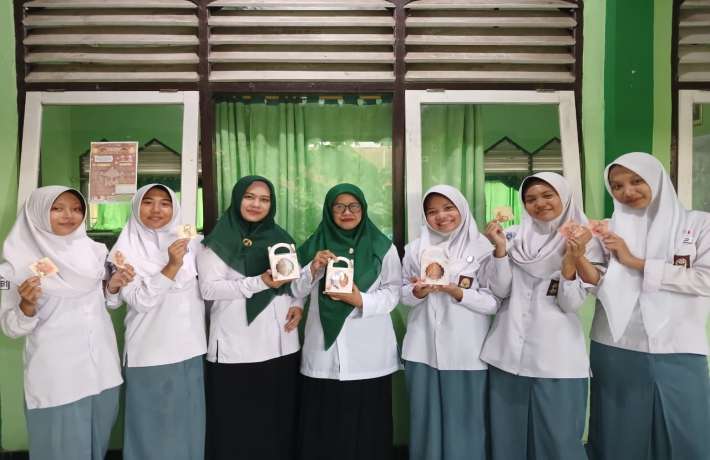 Inovasi Kreatif Anggota KIR MAN 1 Kebumen Sulap Mug Polos dan Resin Jadi Karya Seni Bernilai Estetik